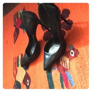 Black pumps